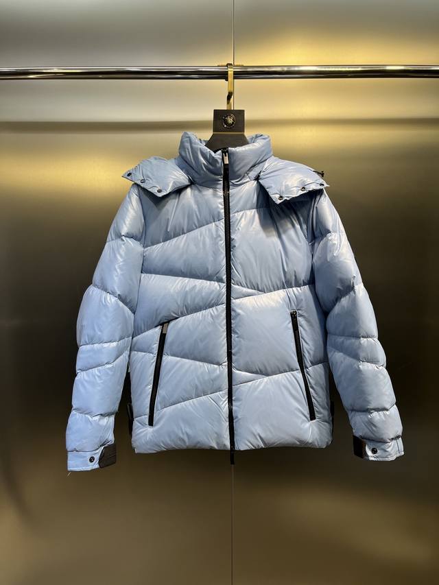 Moncler Ssmoncler新款采用聚酯纤维面料制成，连帽羽绒服、具有修身版型和鲜明的几何绗缝设计，灵感源于攀登冰坡冒险装束。采用哑光黑色标识 Size：