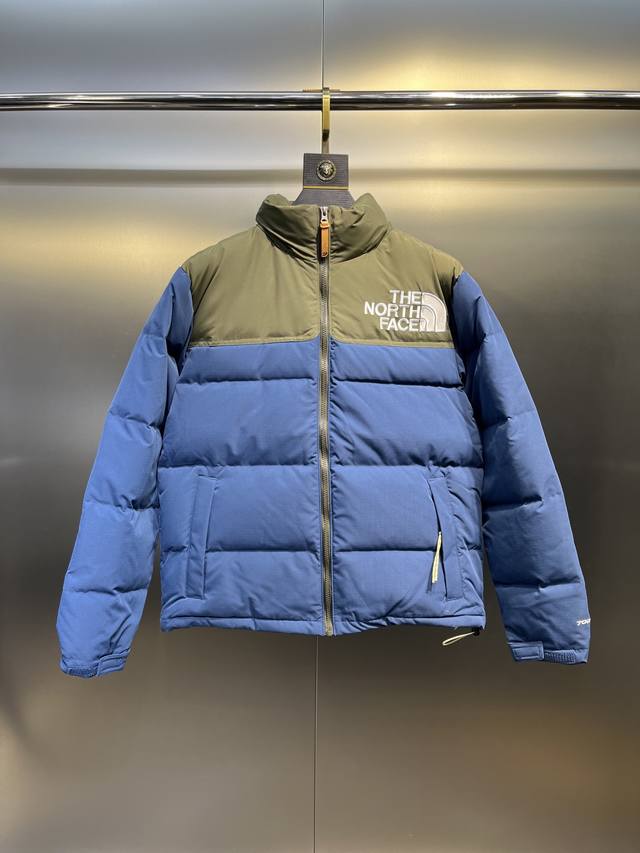 北面 大标 23 -系列刺绣撞色羽绒服 进口Barudan百灵达绣花机定制万针电绣，采用进口7号针，进口绣线，保证每字饱满、立体、清晰，可称最贵绣标！ 采用国标