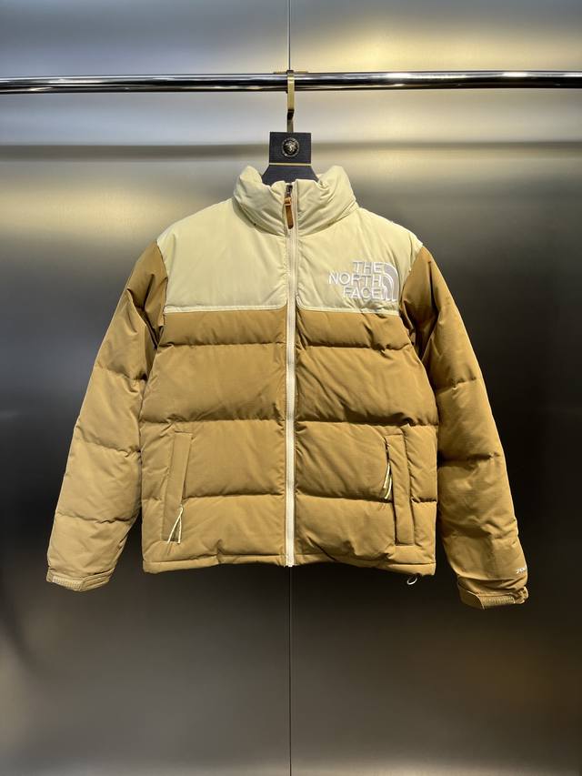 北面 大标 23 -系列刺绣撞色羽绒服 进口Barudan百灵达绣花机定制万针电绣，采用进口7号针，进口绣线，保证每字饱满、立体、清晰，可称最贵绣标！ 采用国标