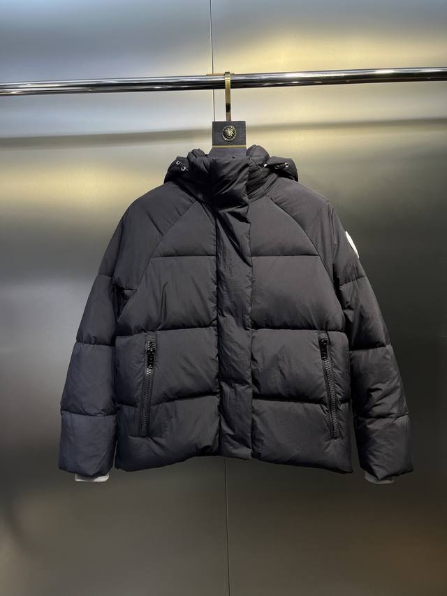 大鹅胶囊白标羽绒 Canada Goos*加拿大鹅 新款限量白标面包服、男女同款，625蓬松度白鹅绒填充，面料有绸缎感。适合在各个城市春秋穿着，此款领口立领设计