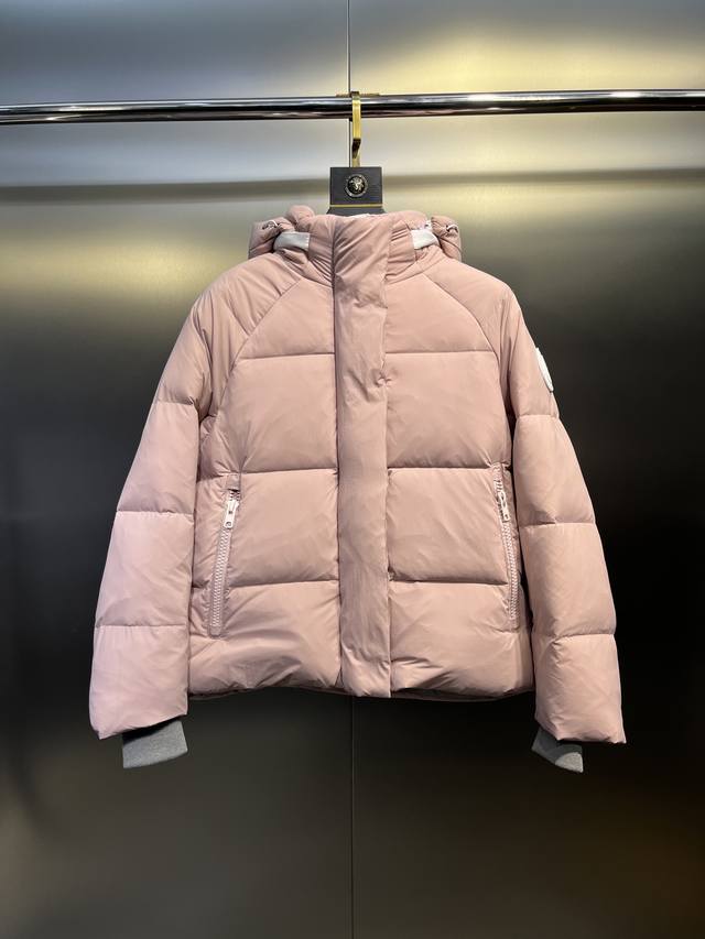 大鹅胶囊白标羽绒 Canada Goos*加拿大鹅 新款限量白标面包服、男女同款，625蓬松度白鹅绒填充，面料有绸缎感。适合在各个城市春秋穿着，此款领口立领设计