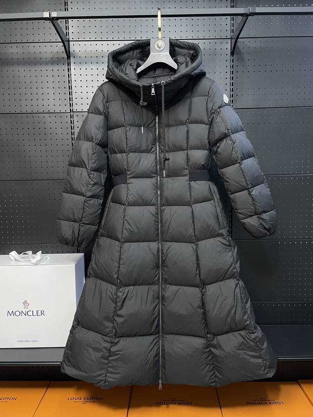 Moncler 冬季新品 长款女士羽绒服夹克外套 特级鸭绒 绒填充,吊牌条码款号对应官网一致,吊牌内置Nfc电感防伪,此款填充技术在裙摆,超级费绒的一款 在逃公