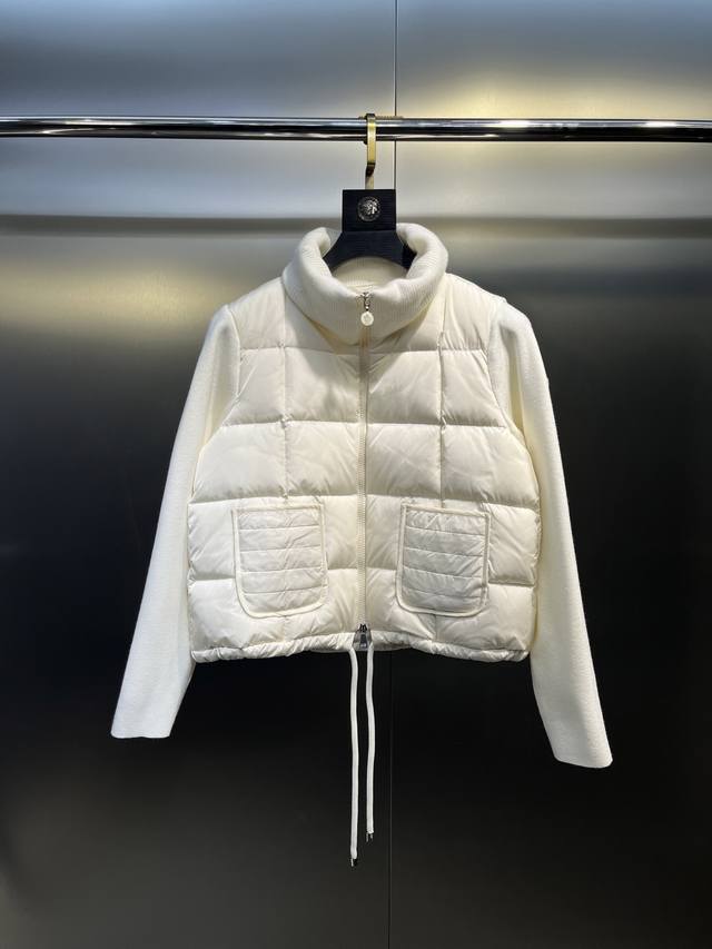 Moncler 蒙口24秋冬女士Cardigan 立领拼接针织羽绒娃娃款短款羽绒 后背袖子针织材料上身显瘦 拼接羽绒服 保暖减龄 面包块方格充绒上身简约时尚 下