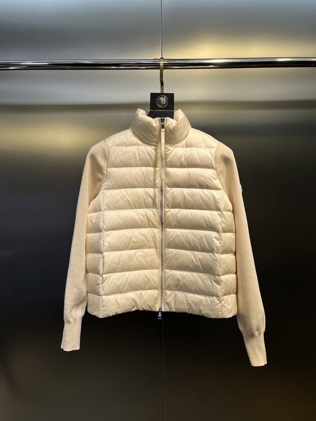 Moncler 蒙口 秋冬最新款羊毛针织拼接羽绒立领短款羽绒服国标充绒量 轻盈舒适自带发热保暖功能 袖子拼接美利奴羊毛舒适厚实的手感 气质立领拉链设计 极简奢华