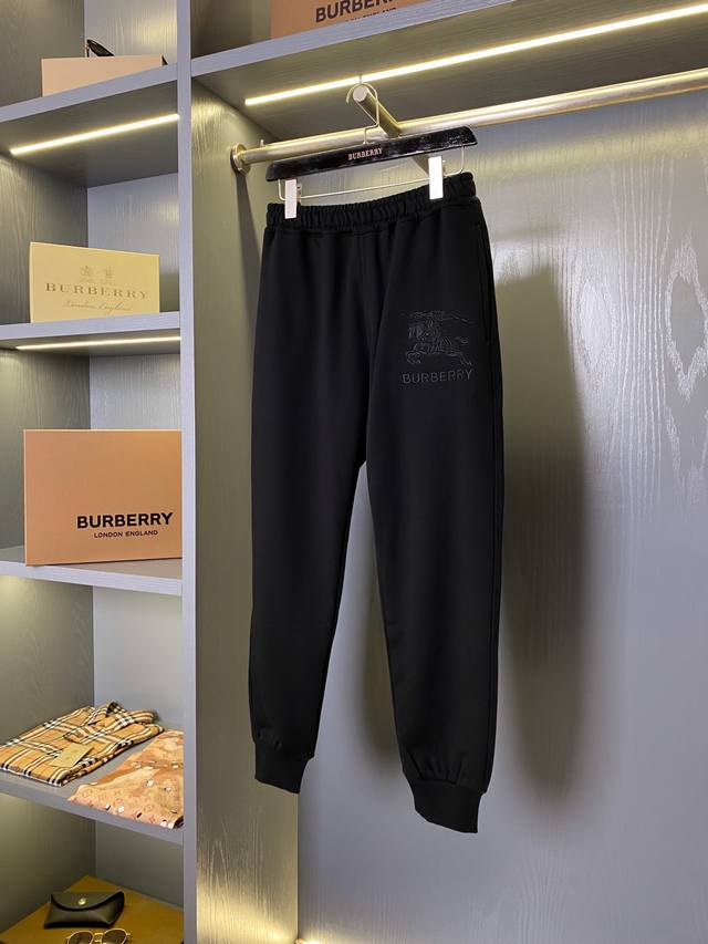 骑士战马刺绣棉质运动束脚长裤 最新款运动束脚裤福利跑量款，最火爆专属骑士战马刺绣爆款来袭！男女同款休闲运动裤！今年火爆的战马骑士款再次来袭，经典的高端英伦休闲风