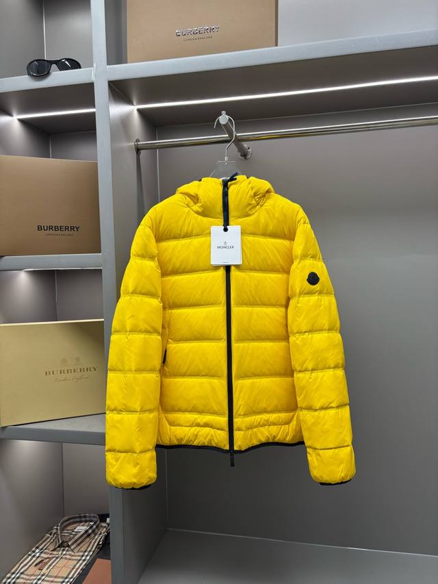 蒙口 Moncler 新款拼色印花标识羽绒服 经典黑白款，男女同款，简约又高级。专柜定制辅料，顶级进口白鸭羽绒填充，轻暖兼具，告别臃肿，轻松拿捏时尚与温度～连帽