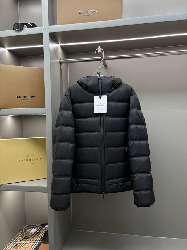 蒙口 Moncler 新款拼色印花标识羽绒服 经典黑白款，男女同款，简约又高级。专柜定制辅料，顶级进口白鸭羽绒填充，轻暖兼具，告别臃肿，轻松拿捏时尚与温度～连帽