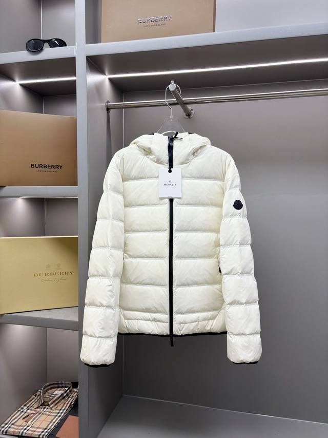蒙口 Moncler 新款拼色印花标识羽绒服 经典黑白款，男女同款，简约又高级。专柜定制辅料，顶级进口白鸭羽绒填充，轻暖兼具，告别臃肿，轻松拿捏时尚与温度～连帽