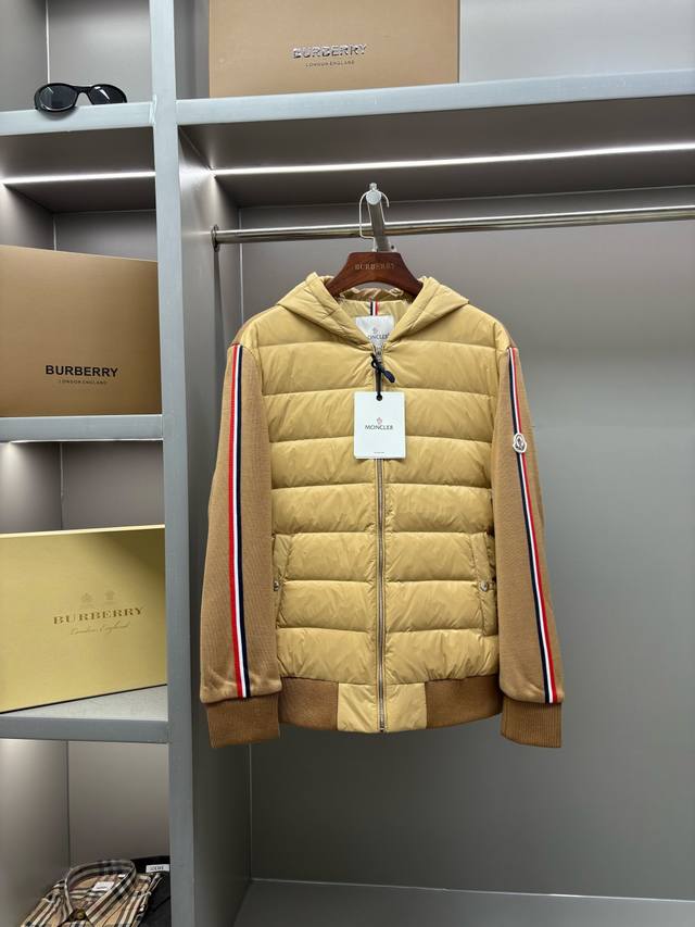 蒙口 Moncler 新款羊绒针织拼接羽绒服 蒙口 织羽交融 暖意新生 针织拼接连帽羽绒服，以匠心结构重塑冬日穿着体验 灵感织迹，柔韧相生 专柜订制辅料，原版一
