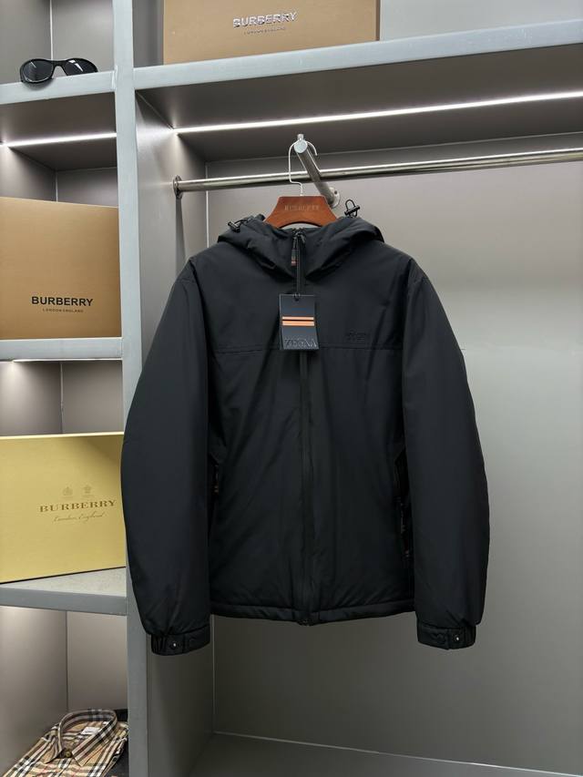 Zegna 杰尼亚 新款字母刺绣羽绒服 杰尼亚羽绒服，融合英伦经典设计与现代科技保暖工艺，重新定义冬季奢华着装体验。 顶级进口白鸭绒填充，轻盈蓬松，锁住每一度体