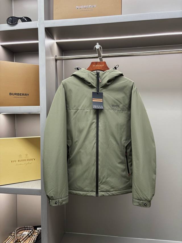 Zegna 杰尼亚 新款字母刺绣羽绒服 杰尼亚羽绒服，融合英伦经典设计与现代科技保暖工艺，重新定义冬季奢华着装体验。 顶级进口白鸭绒填充，轻盈蓬松，锁住每一度体