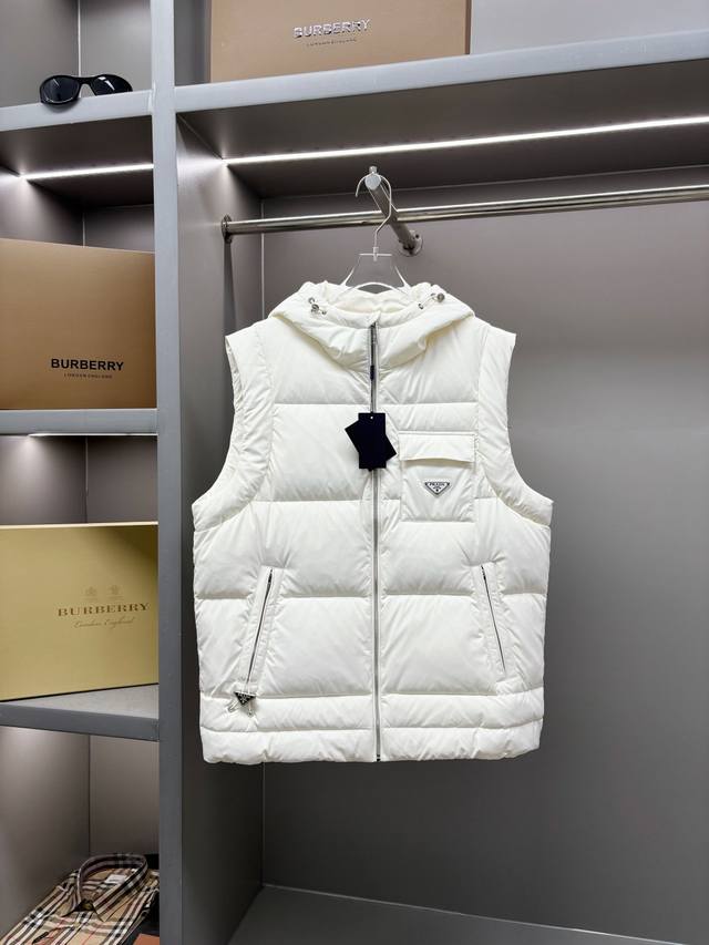 Prada 普拉达 新款连帽羽绒马甲 普拉达｜意式轻暖 摩登型格 连帽羽绒马甲，以都市建筑美学重塑冬日叠穿艺术 灵感溯源 意式基因 承袭Prada标志性极简主义