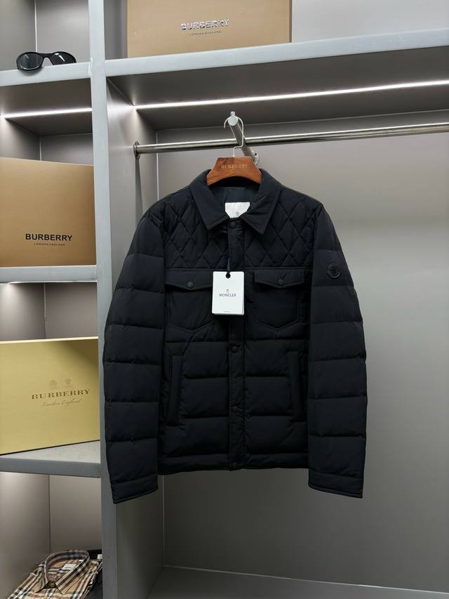 蒙口 Moncler 新款菱形格拼接羽绒服 以欧系美学菱形格纹，续写羽绒服的艺术篇章 灵感源自欧系经典绗缝工艺 Morglelli立体菱形格纹 打破平面单调，以