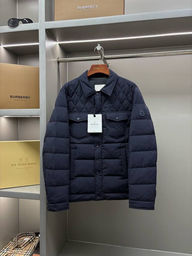 蒙口 Moncler 新款菱形格拼接羽绒服 以欧系美学菱形格纹，续写羽绒服的艺术篇章 灵感源自欧系经典绗缝工艺 Morglelli立体菱形格纹 打破平面单调，以