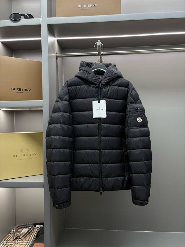 Moncler 蒙口 新款连帽羽绒服 这款羽绒服，是冬日里的温暖“铠甲” 经典配色，百搭不挑人，高级质感拉满。专柜定制辅料，原版一比一开发，填充进口顶级白鸭羽绒