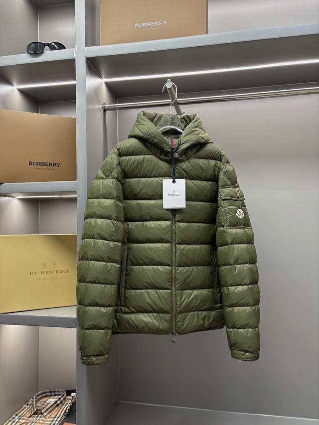 Moncler 蒙口 新款连帽羽绒服 这款羽绒服，是冬日里的温暖“铠甲” 经典配色，百搭不挑人，高级质感拉满。专柜定制辅料，原版一比一开发，填充进口顶级白鸭羽绒