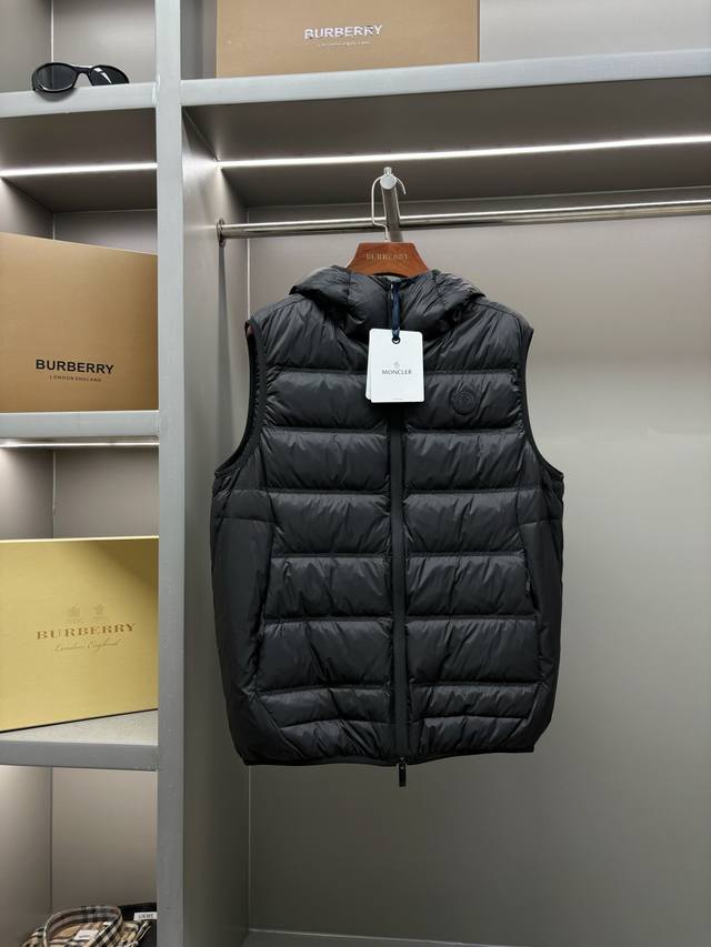 蒙口 Moncler 新款标识羽绒马甲 经典黑白款，男女同款，简约又高级。专柜定制辅料，顶级进口白鸭羽绒填充，轻暖兼具，告别臃肿，轻松拿捏时尚与温度～连帽设计，