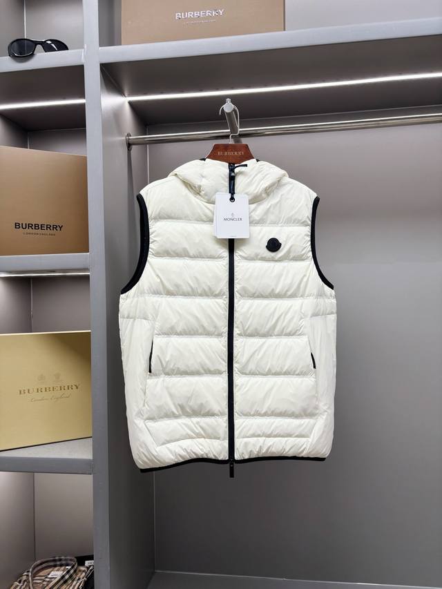 蒙口 Moncler 新款标识羽绒马甲 经典黑白款，男女同款，简约又高级。专柜定制辅料，顶级进口白鸭羽绒填充，轻暖兼具，告别臃肿，轻松拿捏时尚与温度～连帽设计，