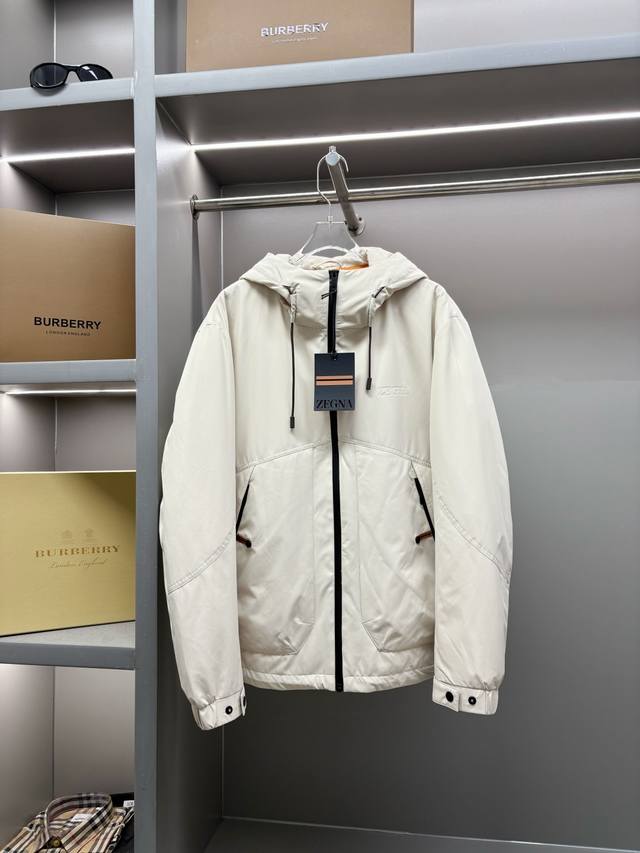 Zegna 杰尼亚 新款字母压花羽绒服 杰尼亚羽绒服，融合英伦经典设计与现代科技保暖工艺，重新定义冬季奢华着装体验。 顶级进口白鸭绒填充，轻盈蓬松，锁住每一度体