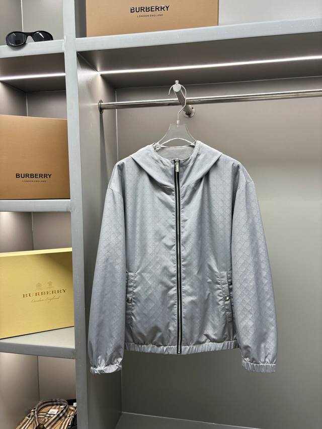 Dior 迪奥 字母刺绣双面穿夹克外套 立体修身的裁剪设计，上身简约百搭，干练有型，商务休闲皆可轻松应对，打造出成熟稳重的新潮。短款修身版型，上身效果非常出众，