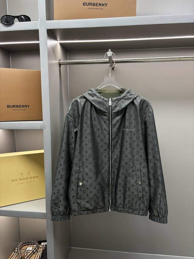 Lv暗纹提花双面穿夹克 全幅Lv Fishnet提花，通体采用全提花图案设计，通过特殊的提花织造技术，使图案在面料上呈现出立体感和层次感。这种设计以其经典的提花