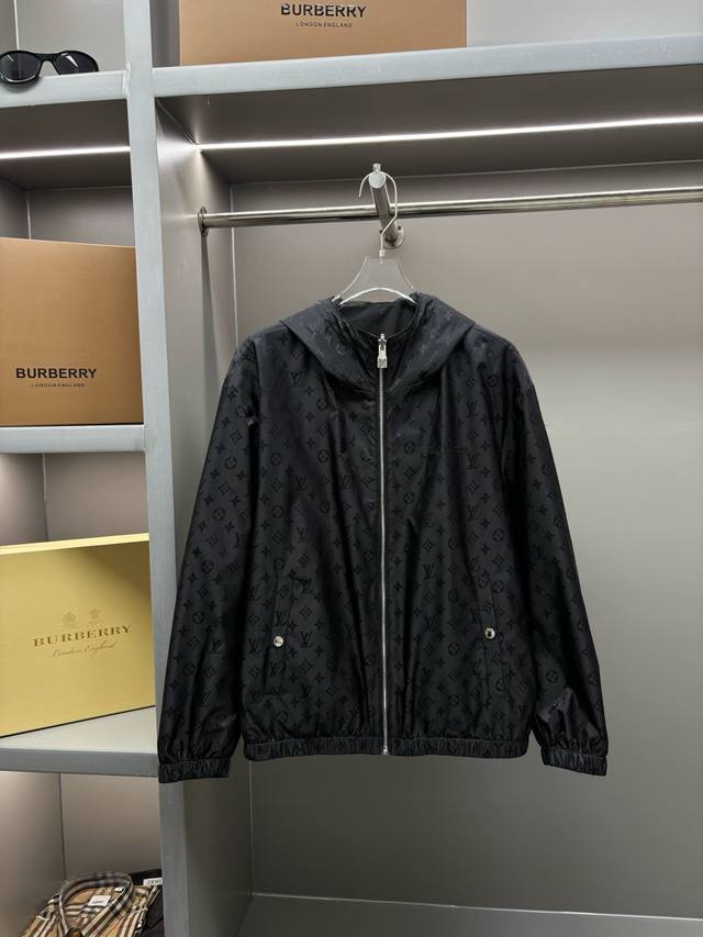 Lv暗纹提花双面穿夹克 全幅Lv Fishnet提花，通体采用全提花图案设计，通过特殊的提花织造技术，使图案在面料上呈现出立体感和层次感。这种设计以其经典的提花