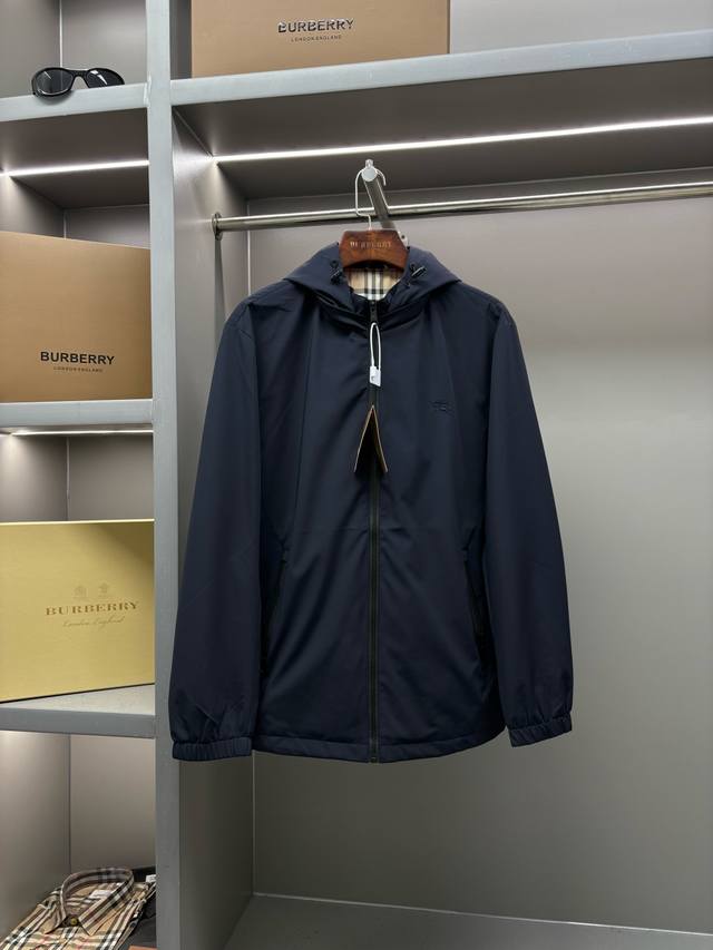 Burberry 巴宝莉 新款战马刺绣薄棉夹克外套 原版面料 原版辅料 官方同款 采用进口聚酯纤维面料，定制 同缸染面料 手感非常舒服爽滑 版型挺阔有型 久穿不
