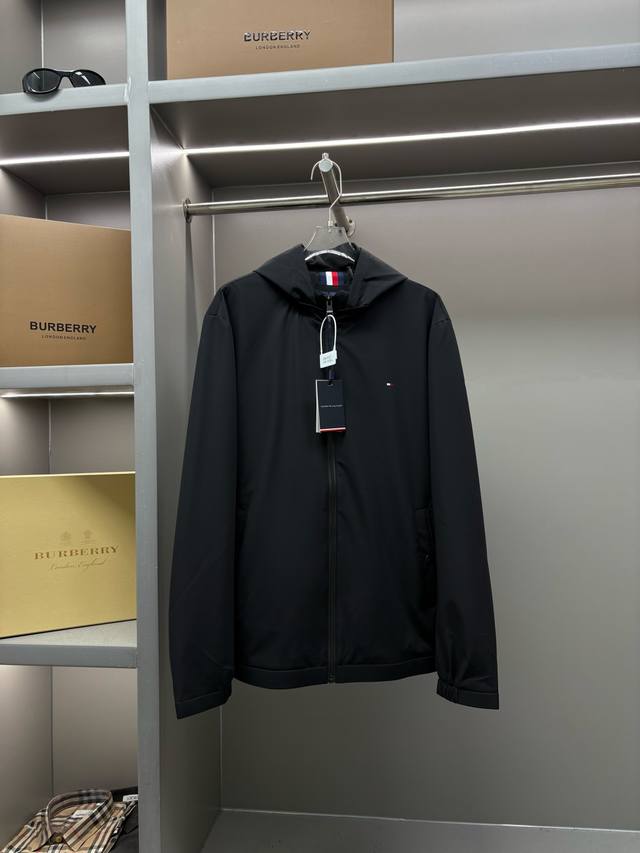 Tommy 汤米 新款刺绣薄棉夹克外套 原版面料 原版辅料 官方同款 采用进口聚酯纤维面料，定制 同缸染面料 手感非常舒服爽滑 版型挺阔有型 久穿不变形 一线品