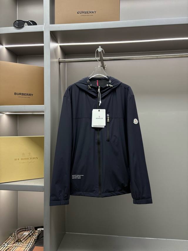 Moncler 蒙口 新款字母薄棉夹克外套 原版面料 原版辅料 官方同款 采用进口聚酯纤维面料，定制 同缸染面料 手感非常舒服爽滑 版型挺阔有型 久穿不变形 一