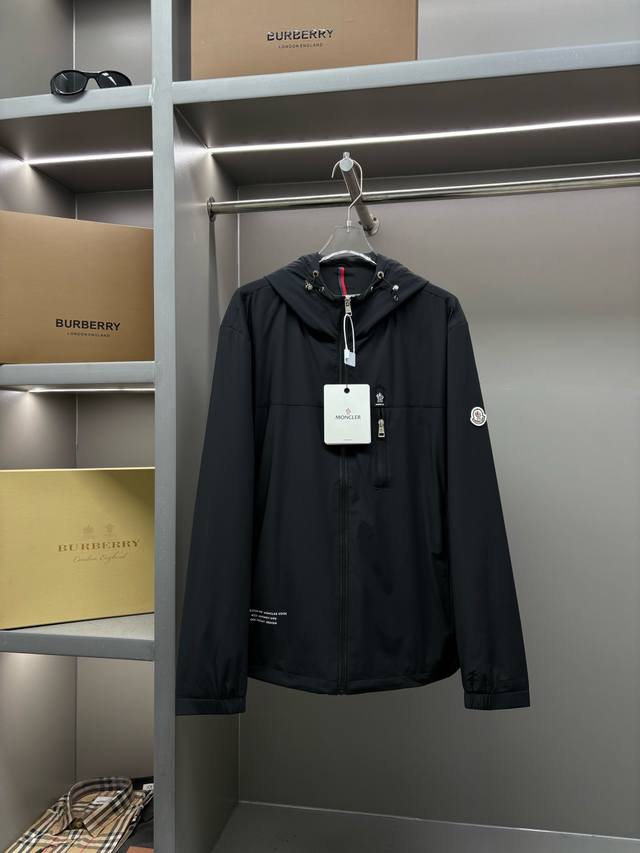 Moncler 蒙口 新款字母薄棉夹克外套 原版面料 原版辅料 官方同款 采用进口聚酯纤维面料，定制 同缸染面料 手感非常舒服爽滑 版型挺阔有型 久穿不变形 一