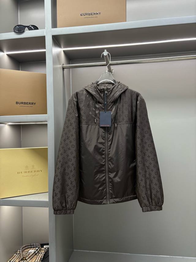 Lv 路易威登 新款满印拼接薄棉夹克外套 原版面料 原版辅料 官方同款 采用进口聚酯纤维面料，定制 同缸染面料 手感非常舒服爽滑 版型挺阔有型 久穿不变形 一线