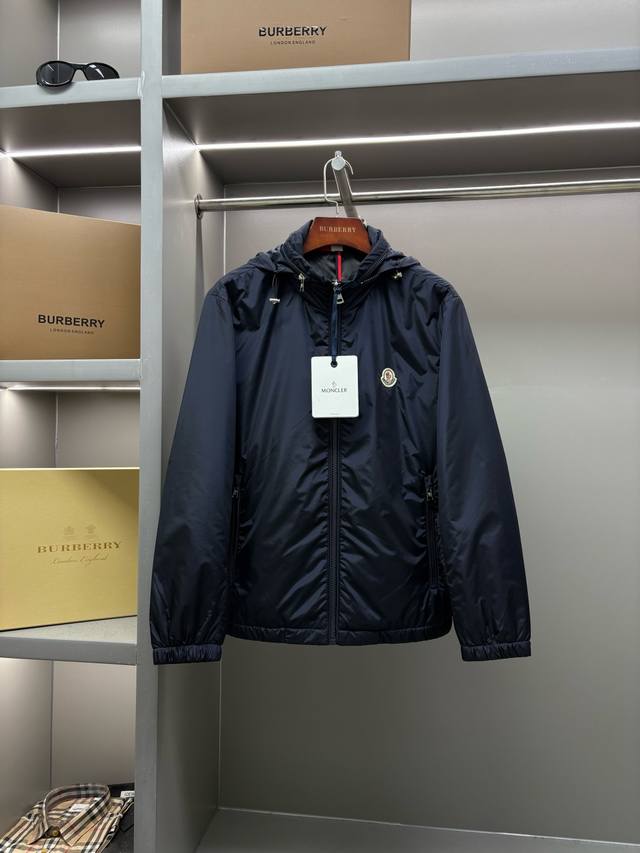 Moncler 蒙口 新款字母薄棉夹克外套 原版面料 原版辅料 官方同款 采用进口聚酯纤维面料，定制 同缸染面料 手感非常舒服爽滑 版型挺阔有型 久穿不变形 一