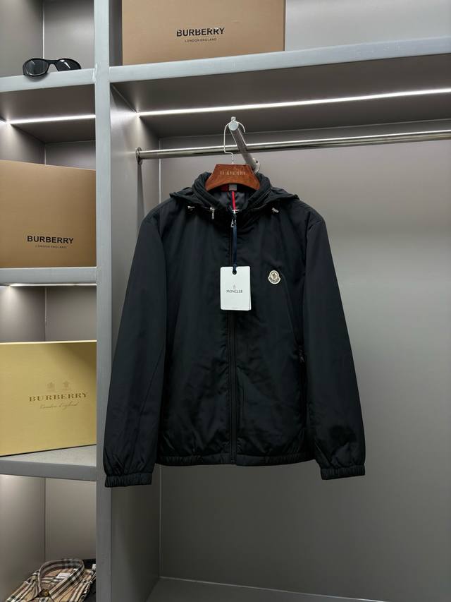 Moncler 蒙口 新款字母薄棉夹克外套 原版面料 原版辅料 官方同款 采用进口聚酯纤维面料，定制 同缸染面料 手感非常舒服爽滑 版型挺阔有型 久穿不变形 一