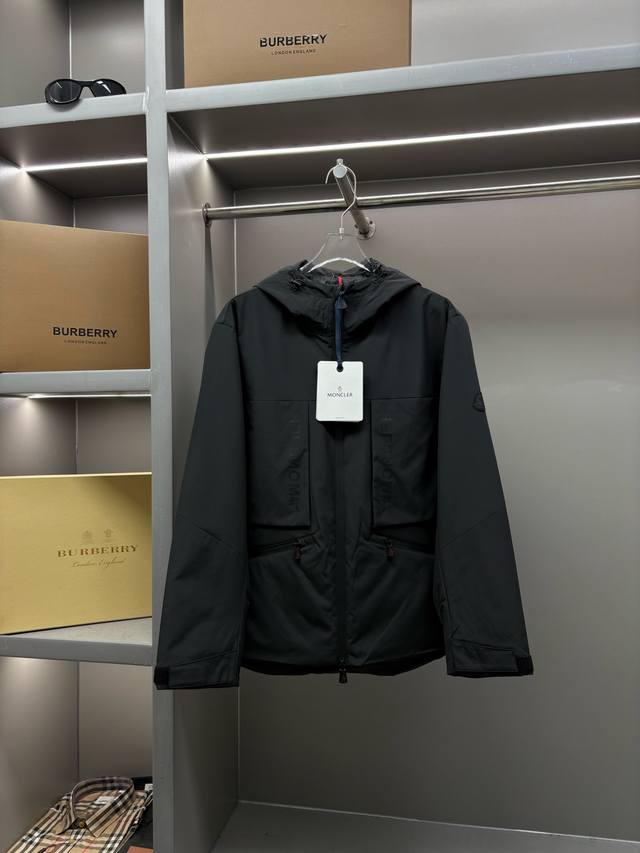 Moncler 蒙口 新款字母薄棉夹克外套 原版面料 原版辅料 官方同款 采用进口聚酯纤维面料，定制 同缸染面料 手感非常舒服爽滑 版型挺阔有型 久穿不变形 一
