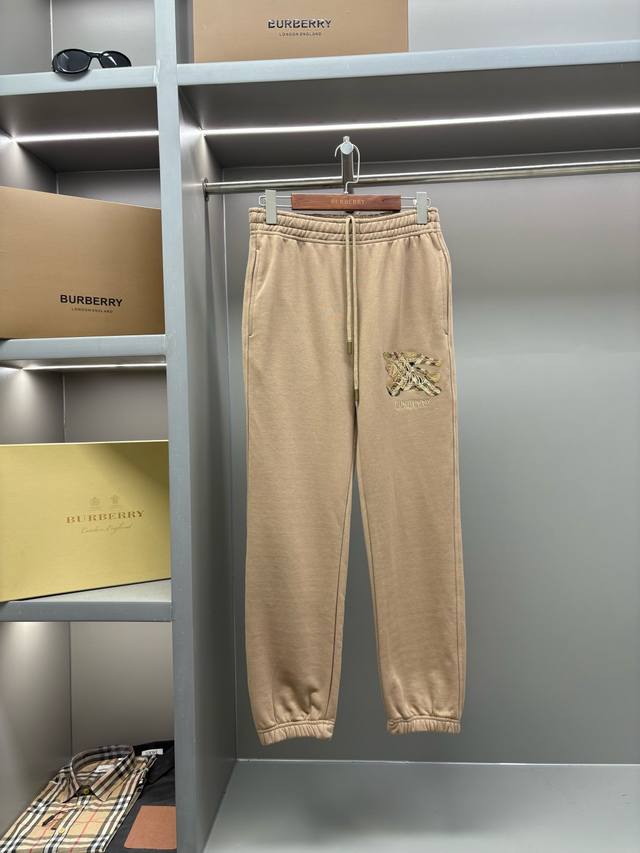 格纹战马刺绣棉质慢跑卫裤 最新款运动束脚裤福利跑量款，最火爆专属格纹战马刺绣爆款来袭！男女同款休闲运动，Bur最为火爆的休闲运动裤装驾到超高人气官网限定发售款式