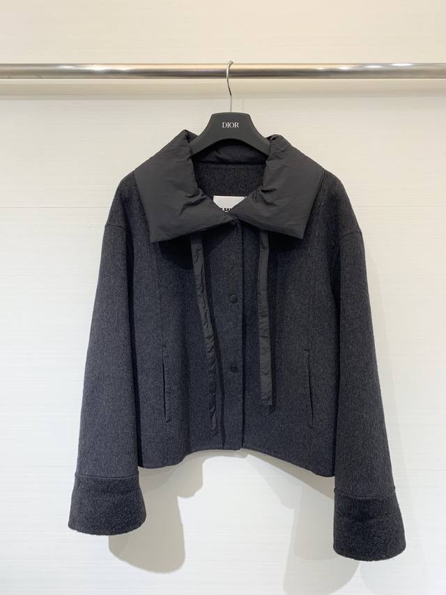 Jilsander 25秋冬新款 羽绒领拼接双面羊毛外套 50%填充的羽绒领拼接设计 飘带收紧 背后小Logo点缀修饰 极简风的代表 高腰短款版型 非常适合搭配