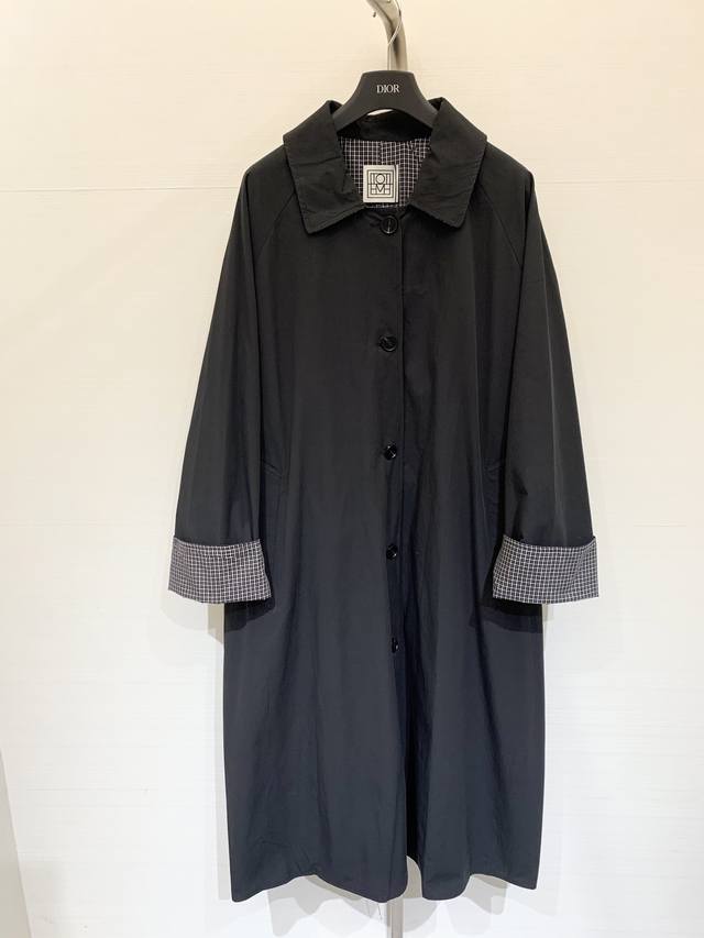 Toteme 25秋冬新款 复古简约斜纹格子双面穿风衣外套 正反面可穿 宽松直筒版型对身材包容性好 能营造出随性自在的氛围 搭配短裤等下装 轻松打造出休闲又时尚