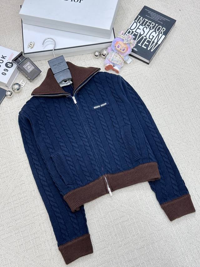 新款 立领拉链外套款 Logo图案修饰点缀 系列款出货 上身高级氛围感 一色