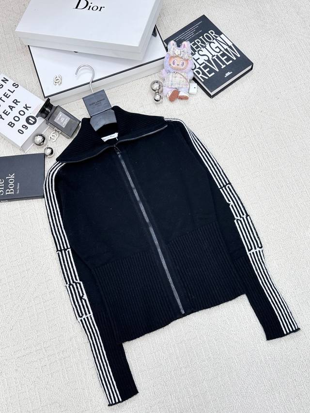 秋冬新款 立领拉链条纹长袖款 Logo图案修饰点缀 系列款出货 上身高级氛围感 一色