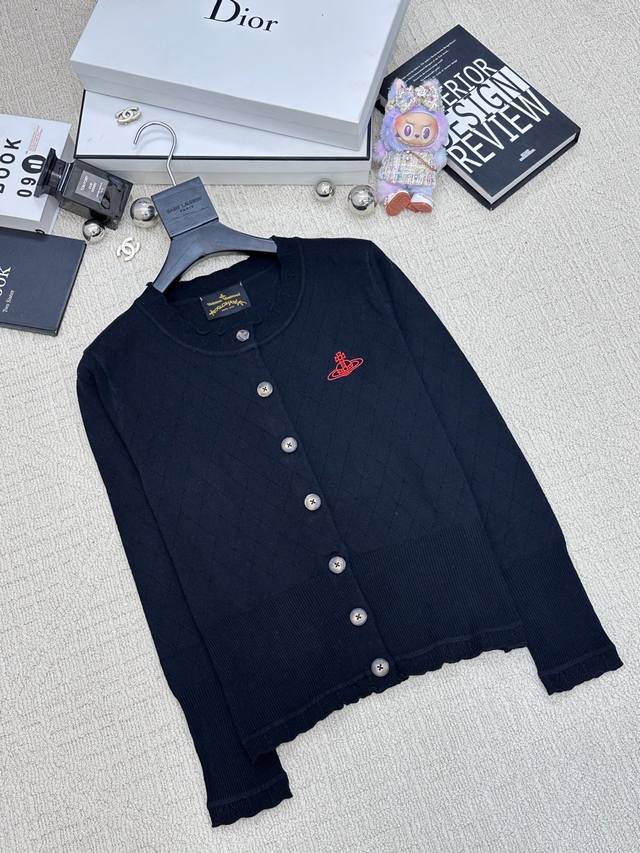 秋冬新款 镂空圆领针织开衫 Logo图案修饰点缀 系列款出货 上身高级氛围感 3色碼