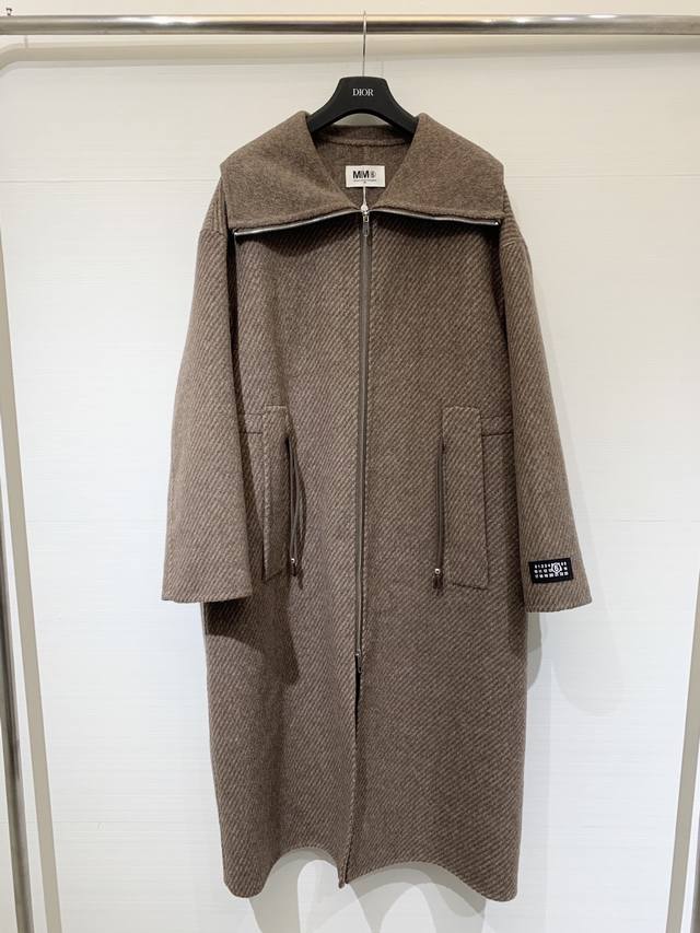 Mm6 25秋冬爆款 黑标系列 双色收腰羊绒大衣 10%羊绒的面料 超级丝滑柔软保暖 自带收腰腰绳设计 Ab面双色效果 黑标Logo点缀手袖 非常亮眼高级大气