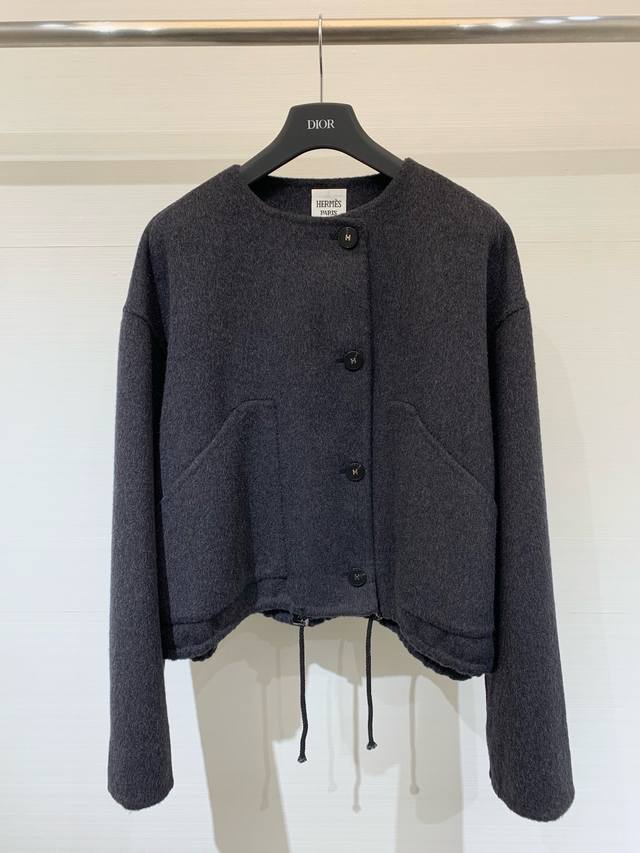 Herme* 25秋冬新款 单排扣收腰圆领双面羊毛外套 大衣 下摆抽绳收腰非常独特 定制H字母纽扣 增加品牌调性 宽松大版型不挑人 超级显瘦 两色Sml