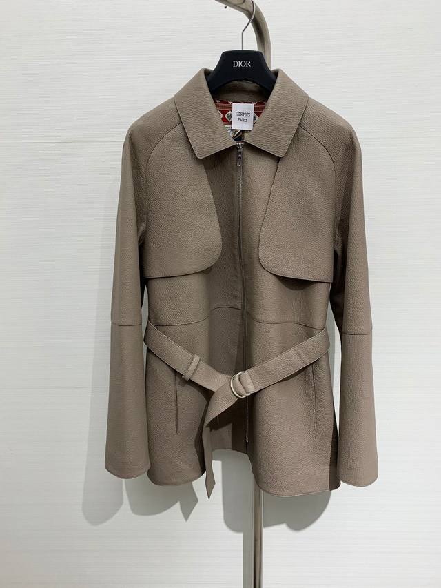 Hermes 走秀款 品质控衣橱必入，顶级荔枝纹小羊皮夹克外套，皮质超级细腻，极简主义风，弧形落肩剪裁油边工艺设计，气质小领版型又飒又高级，可以帅气也可以秒变软