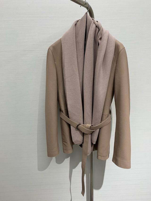 Hermes 品质控衣橱必入！顶级荔枝纹小羊皮围巾款西装外套，针织围巾可脱卸！皮质超级细腻！极简主义风，立体剪裁油边工艺设计，气质翻领收腰版型又飒又高级，可以帅
