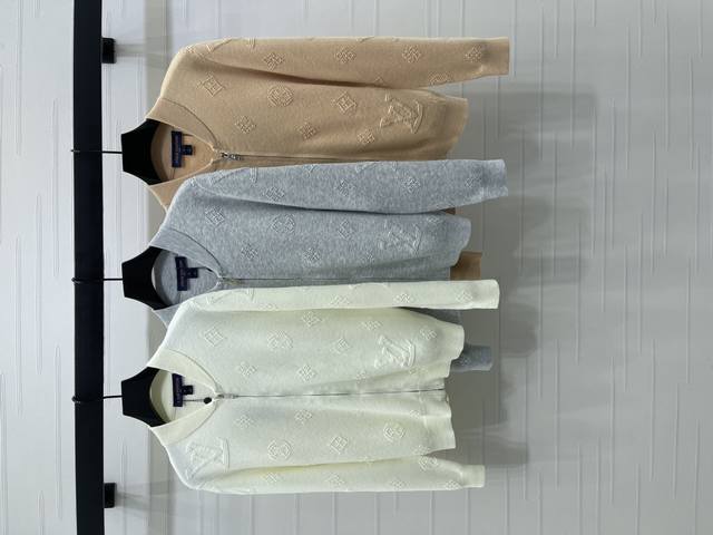 上新原单高端品质Louis Vui*Ton 2025早秋最新系列！立领拉链针织长袖开衫！定制进口羊毛混纺纱线材质 舒适柔软 质感上乘 领边袖口螺纹坑条设计优雅知