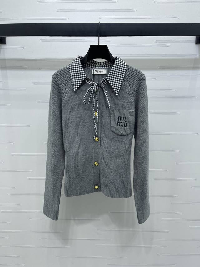 上新原单高端品质 Miumi*2025早秋最新系列！撞色翻领针织开衫长袖！定制羊毛纱线织造 舒适软糯 格子翻领长袖开衫打造假两件视觉效果 与外层形成颜色碰撞 设