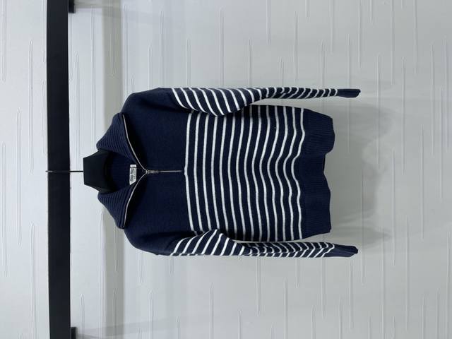 上新原单高端品质 Miumi*2025早秋最新系列！半开襟翻领条纹针织毛衣！定制羊毛纱线织造 高级舒适 挺括有型 套头毛衣版型 拉链半开襟造型 调节坑条翻领 作