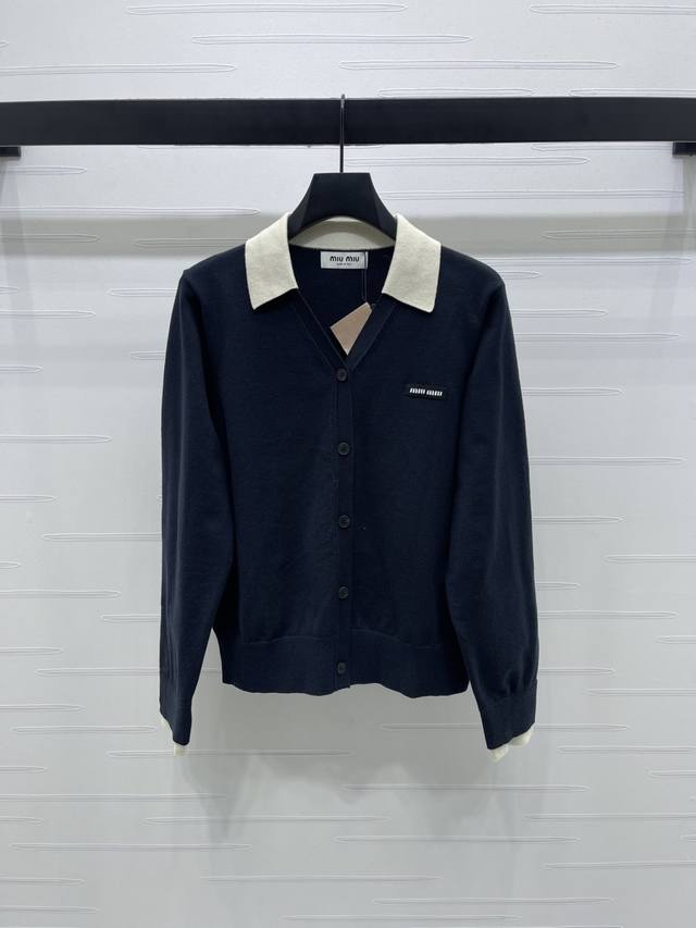 上新原单高端品Miumi* 2025早秋最新系列！翻领针织长袖！定制羊毛纱线织造 质感舒适 弹力好穿 撞色翻领长袖上衣裁剪 领间V字半开襟 胸前标志性字母徽标装