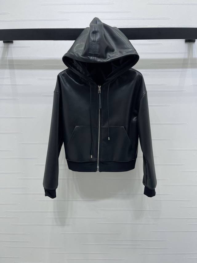 上新原单高端品质Loew*2025早秋最新系列！仿真皮洗水皮皮衣外套！连帽拉链外套极简主义剪裁版型上身潇洒帅气！后口袋Logo皮标装饰 下摆袖口螺纹 大口袋的设