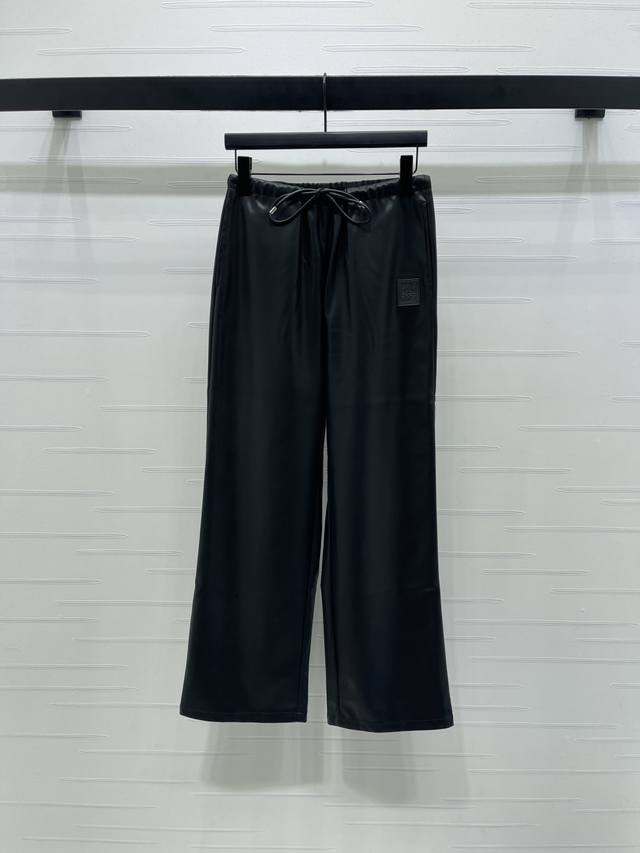 上新原单高端品质Loew*2025早秋最新系列！仿真皮洗水皮高腰直筒皮裤 腰头抽绳 裤身Logo皮标装饰 简直是神仙单品 超高颜值 一秒提升气质感 搭配慵懒松垮